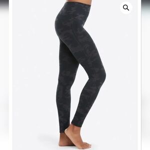 SPANX Look at Me Now Seamless Leggings Size S